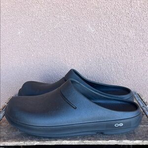Oofo’s black slip on